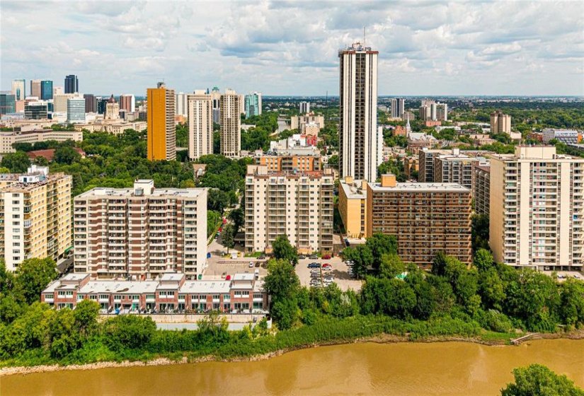 246 Roslyn, 2 Bedroom Bedrooms, 8 Room Rooms,1 BathroomBathrooms,Condominium,For Sale,Roslyn,0