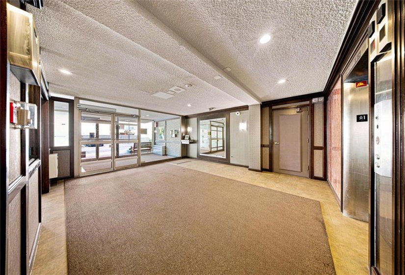 246 Roslyn, 2 Bedroom Bedrooms, 8 Room Rooms,1 BathroomBathrooms,Condominium,For Sale,Roslyn,0