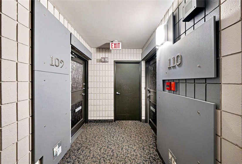 246 Roslyn, 2 Bedroom Bedrooms, 8 Room Rooms,1 BathroomBathrooms,Condominium,For Sale,Roslyn,0