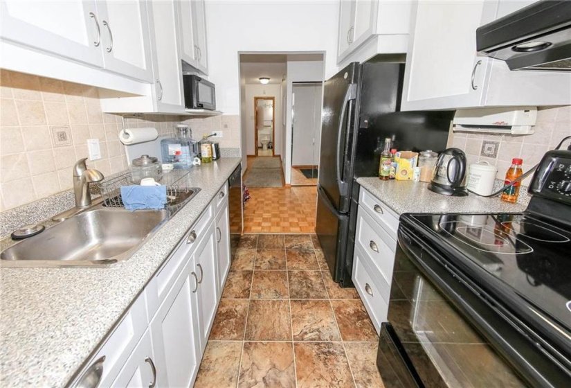 300 Roslyn, 2 Bedroom Bedrooms, 6 Room Rooms,1 BathroomBathrooms,Condominium,For Sale,Roslyn,0