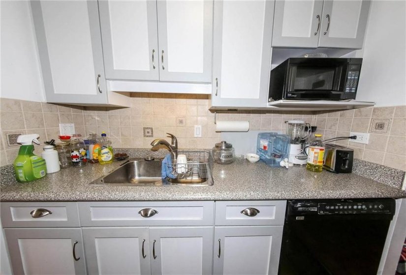 300 Roslyn, 2 Bedroom Bedrooms, 6 Room Rooms,1 BathroomBathrooms,Condominium,For Sale,Roslyn,0