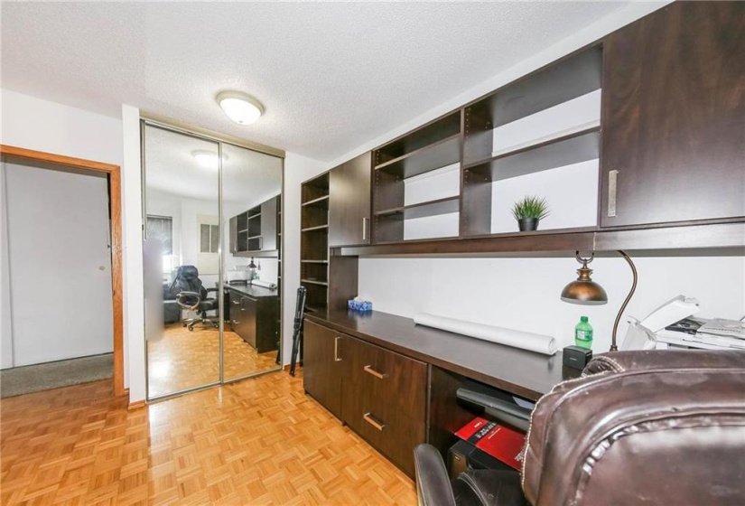 300 Roslyn, 2 Bedroom Bedrooms, 6 Room Rooms,1 BathroomBathrooms,Condominium,For Sale,Roslyn,0