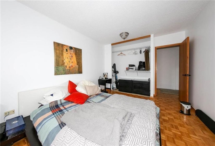 300 Roslyn, 2 Bedroom Bedrooms, 6 Room Rooms,1 BathroomBathrooms,Condominium,For Sale,Roslyn,0