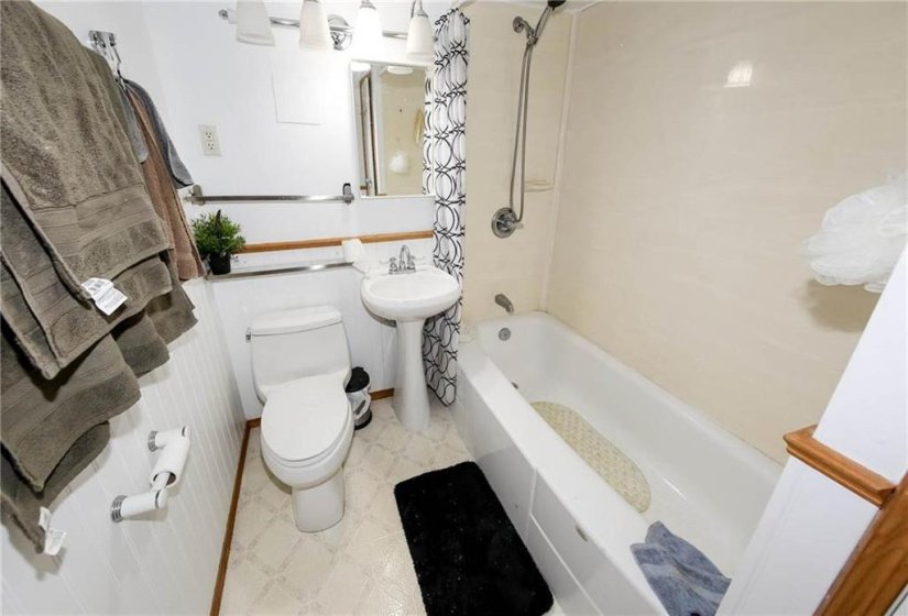 300 Roslyn, 2 Bedroom Bedrooms, 6 Room Rooms,1 BathroomBathrooms,Condominium,For Sale,Roslyn,0