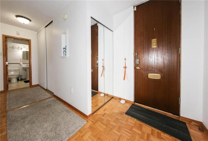300 Roslyn, 2 Bedroom Bedrooms, 6 Room Rooms,1 BathroomBathrooms,Condominium,For Sale,Roslyn,0