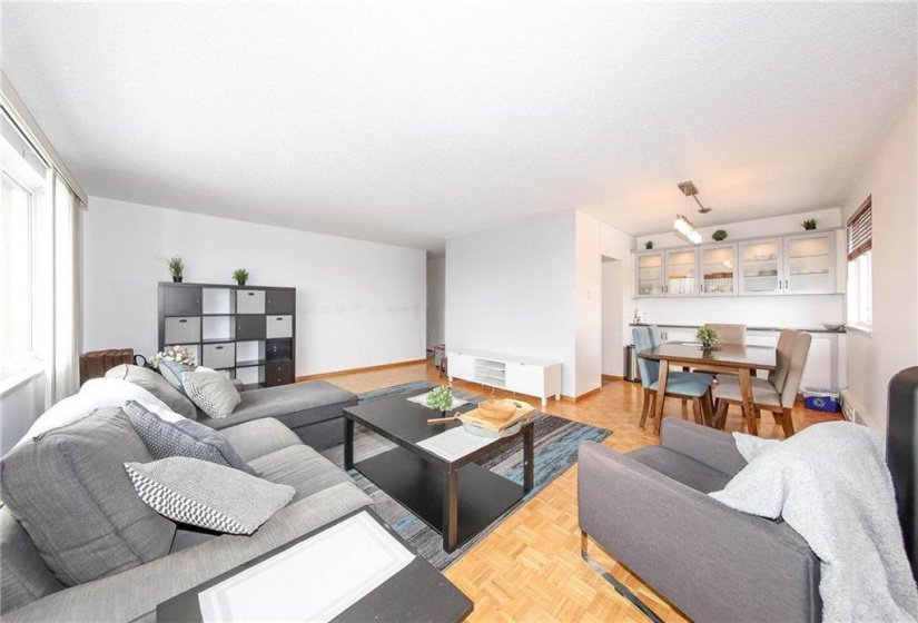 300 Roslyn, 2 Bedroom Bedrooms, 6 Room Rooms,1 BathroomBathrooms,Condominium,For Sale,Roslyn,0