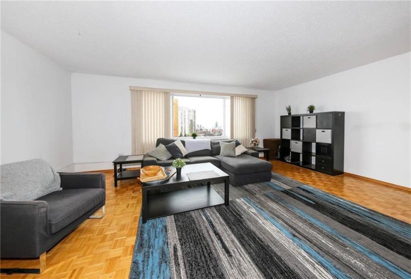 300 Roslyn, 2 Bedroom Bedrooms, 6 Room Rooms,1 BathroomBathrooms,Condominium,For Sale,Roslyn,0