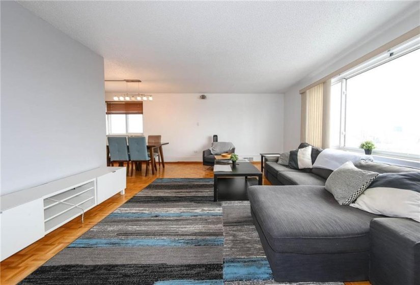 300 Roslyn, 2 Bedroom Bedrooms, 6 Room Rooms,1 BathroomBathrooms,Condominium,For Sale,Roslyn,0