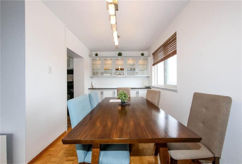 300 Roslyn, 2 Bedroom Bedrooms, 6 Room Rooms,1 BathroomBathrooms,Condominium,For Sale,Roslyn,0