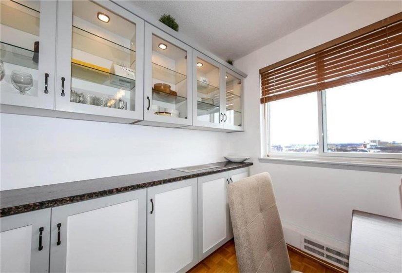 300 Roslyn, 2 Bedroom Bedrooms, 6 Room Rooms,1 BathroomBathrooms,Condominium,For Sale,Roslyn,0