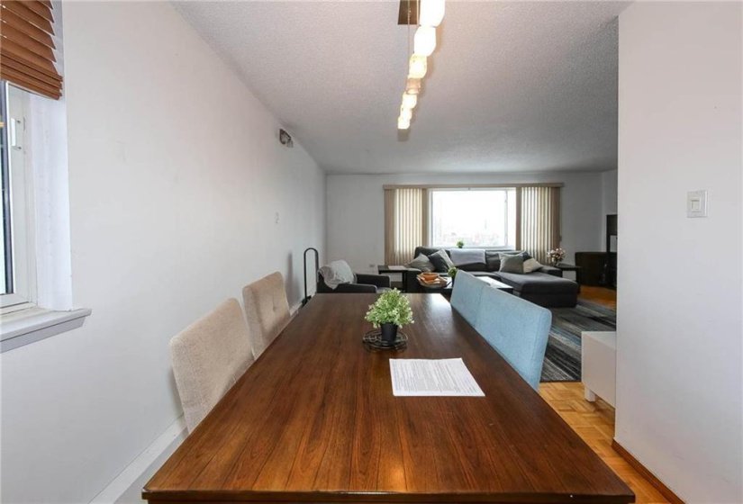 300 Roslyn, 2 Bedroom Bedrooms, 6 Room Rooms,1 BathroomBathrooms,Condominium,For Sale,Roslyn,0