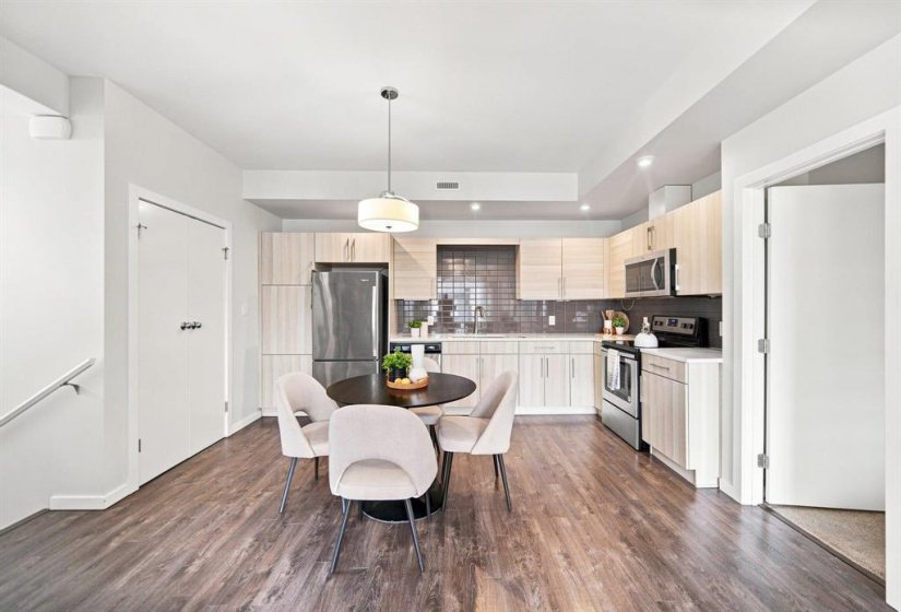 1355 Lee, 2 Bedroom Bedrooms, 6 Room Rooms,2 BathroomBathrooms,Condominium,For Sale,Lee,0