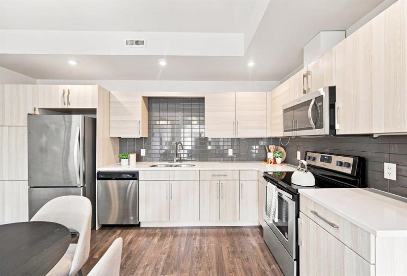1355 Lee, 2 Bedroom Bedrooms, 6 Room Rooms,2 BathroomBathrooms,Condominium,For Sale,Lee,0