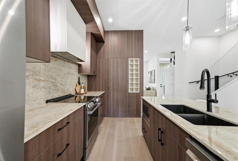 114 Lindsay, 4 Bedroom Bedrooms, 14 Room Rooms,3 BathroomBathrooms,Residential,For Sale,Lindsay,0