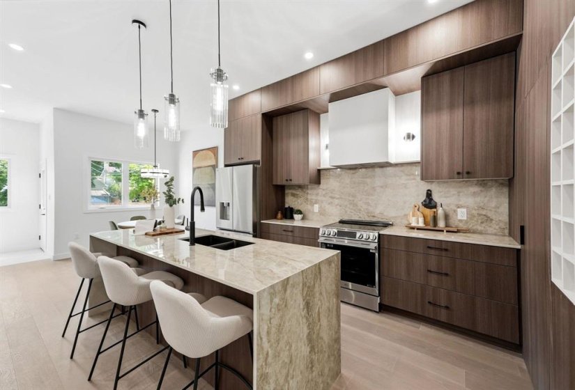 114 Lindsay, 4 Bedroom Bedrooms, 14 Room Rooms,3 BathroomBathrooms,Residential,For Sale,Lindsay,0