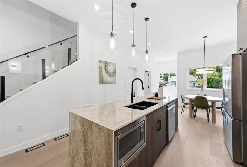 114 Lindsay, 4 Bedroom Bedrooms, 14 Room Rooms,3 BathroomBathrooms,Residential,For Sale,Lindsay,0