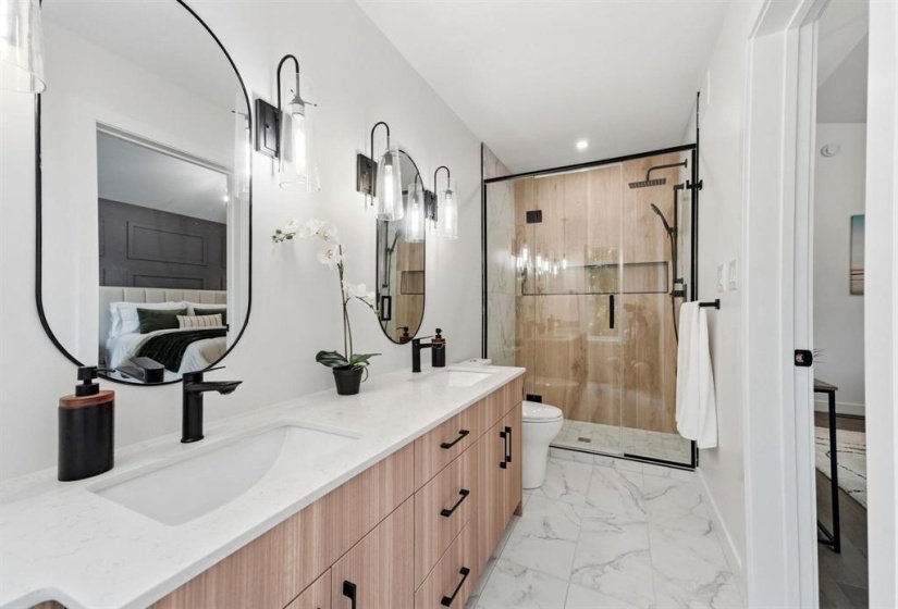 114 Lindsay, 4 Bedroom Bedrooms, 14 Room Rooms,3 BathroomBathrooms,Residential,For Sale,Lindsay,0