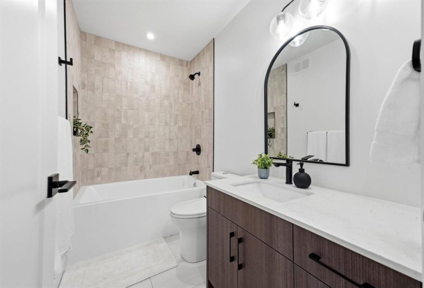 114 Lindsay, 4 Bedroom Bedrooms, 14 Room Rooms,3 BathroomBathrooms,Residential,For Sale,Lindsay,0