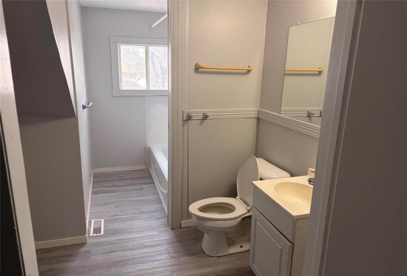 526 Simcoe, 7 Bedroom Bedrooms, 18 Room Rooms,2 BathroomBathrooms,Residential,For Sale,Simcoe,0