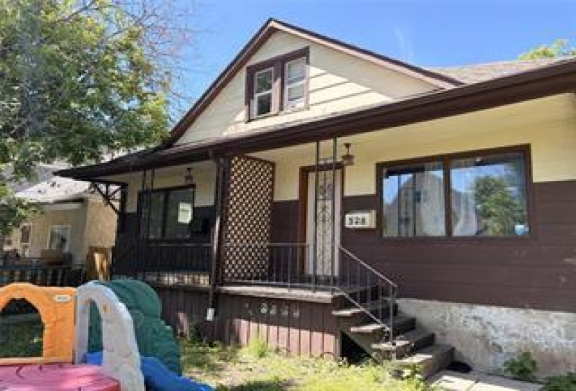 526 Simcoe, 7 Bedroom Bedrooms, 18 Room Rooms,2 BathroomBathrooms,Residential,For Sale,Simcoe,0