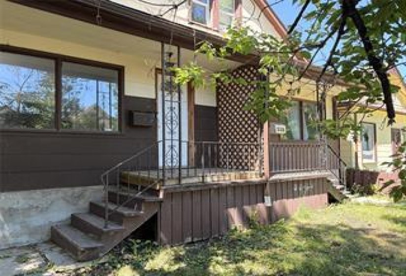 526 Simcoe, 7 Bedroom Bedrooms, 18 Room Rooms,2 BathroomBathrooms,Residential,For Sale,Simcoe,0