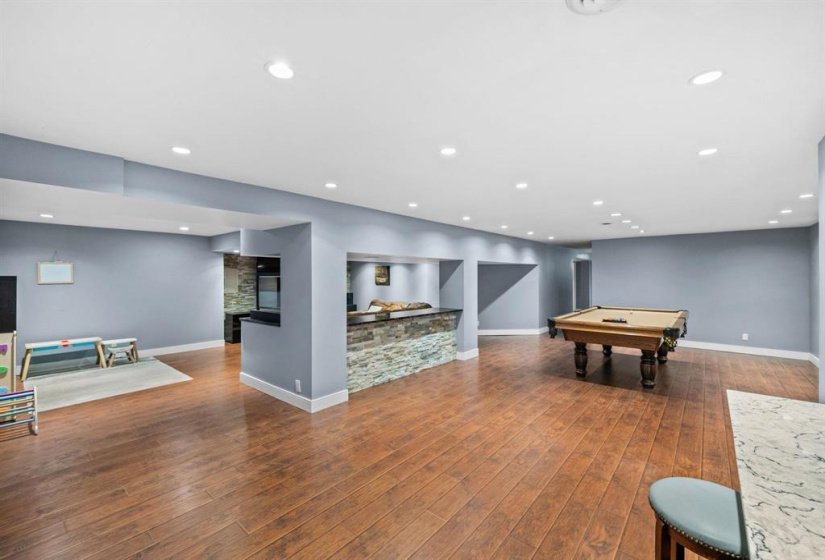 1556 Leclaire, 4 Bedroom Bedrooms, 19 Room Rooms,3 BathroomBathrooms,Residential,For Sale,Leclaire,0