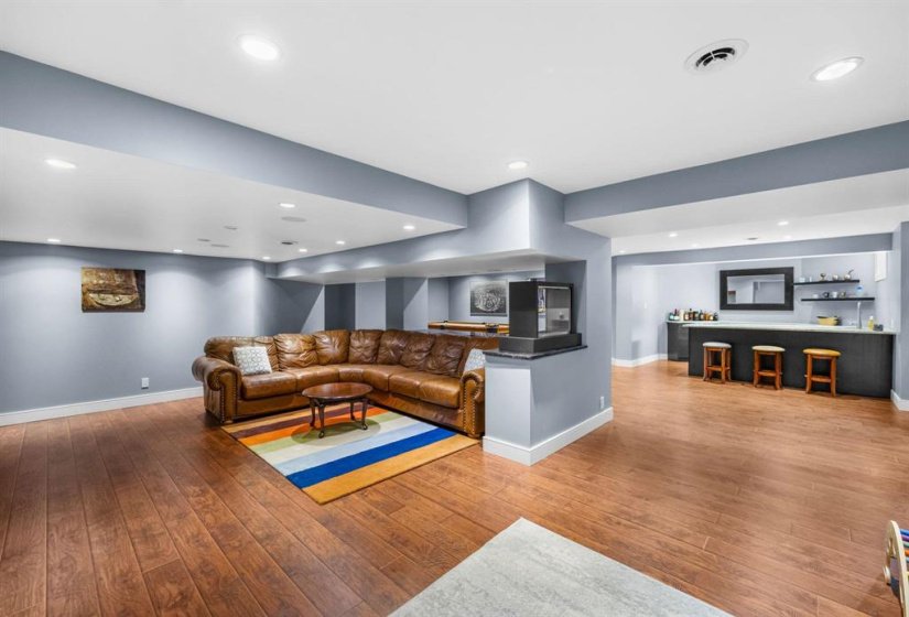 1556 Leclaire, 4 Bedroom Bedrooms, 19 Room Rooms,3 BathroomBathrooms,Residential,For Sale,Leclaire,0
