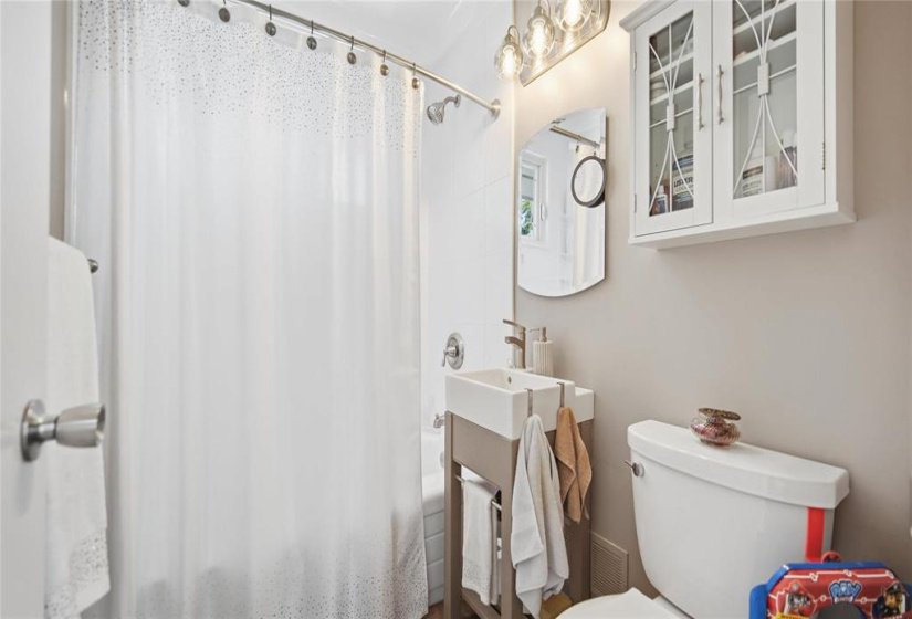 16 Berkshire, 3 Bedroom Bedrooms, 8 Room Rooms,1 BathroomBathrooms,Residential,For Sale,Berkshire,0