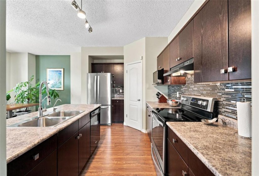 99 Linden Lake, 3 Bedroom Bedrooms, 10 Room Rooms,2 BathroomBathrooms,Residential,For Sale,Linden Lake,0