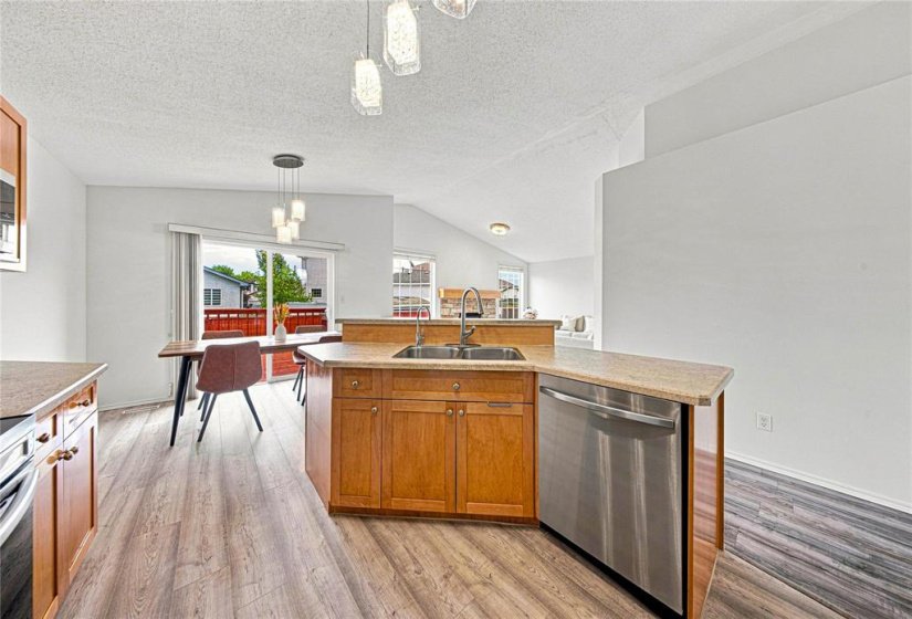 27 Evelyne Reese, 5 Bedroom Bedrooms, 13 Room Rooms,2 BathroomBathrooms,Residential,For Sale,Evelyne Reese,0