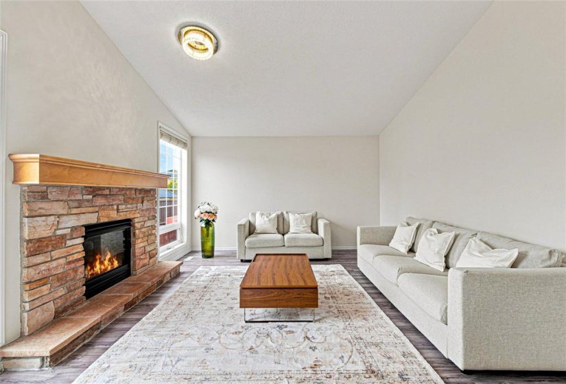 27 Evelyne Reese, 5 Bedroom Bedrooms, 13 Room Rooms,2 BathroomBathrooms,Residential,For Sale,Evelyne Reese,0