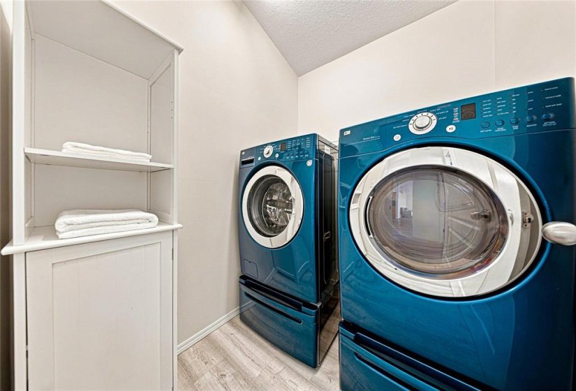 27 Evelyne Reese, 5 Bedroom Bedrooms, 13 Room Rooms,2 BathroomBathrooms,Residential,For Sale,Evelyne Reese,0