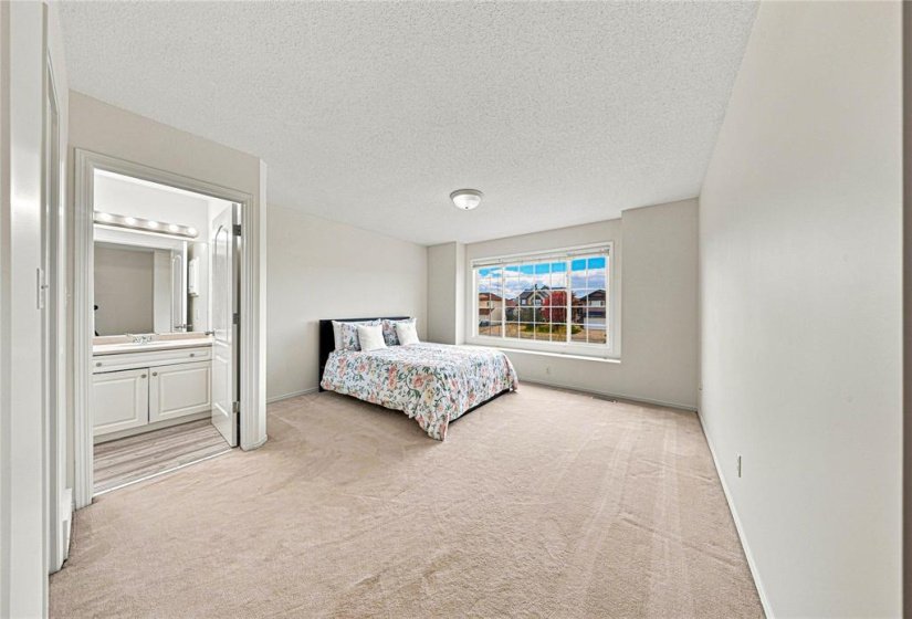 27 Evelyne Reese, 5 Bedroom Bedrooms, 13 Room Rooms,2 BathroomBathrooms,Residential,For Sale,Evelyne Reese,0