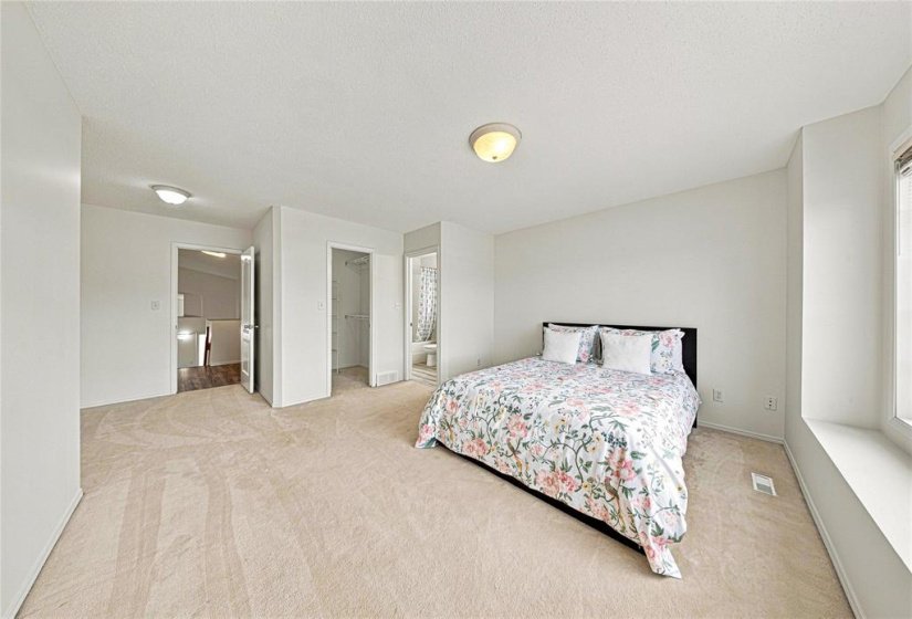 27 Evelyne Reese, 5 Bedroom Bedrooms, 13 Room Rooms,2 BathroomBathrooms,Residential,For Sale,Evelyne Reese,0