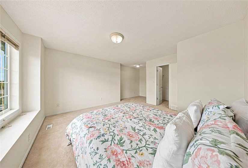 27 Evelyne Reese, 5 Bedroom Bedrooms, 13 Room Rooms,2 BathroomBathrooms,Residential,For Sale,Evelyne Reese,0