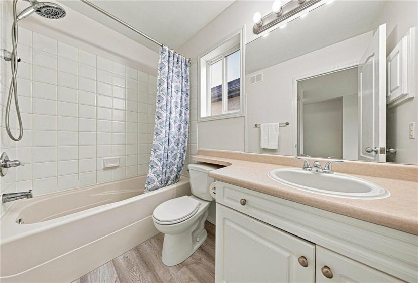 27 Evelyne Reese, 5 Bedroom Bedrooms, 13 Room Rooms,2 BathroomBathrooms,Residential,For Sale,Evelyne Reese,0
