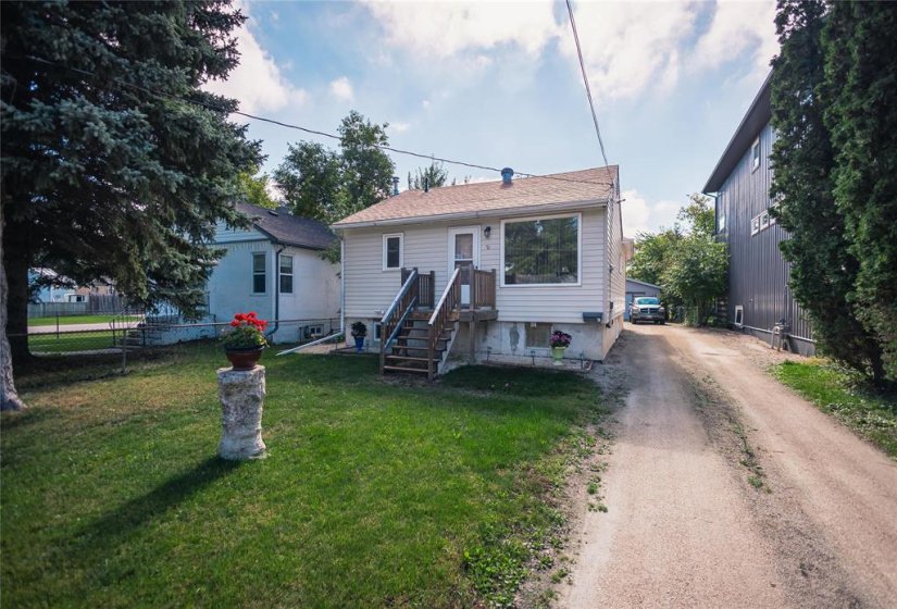 70 Sadler, 3 Bedroom Bedrooms, 10 Room Rooms,1 BathroomBathrooms,Residential,For Sale,Sadler,0