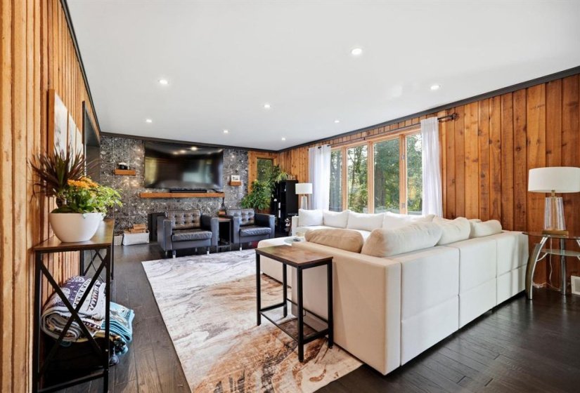 731 RED RIVER, 4 Bedroom Bedrooms, 11 Room Rooms,2 BathroomBathrooms,Residential,For Sale,RED RIVER,0
