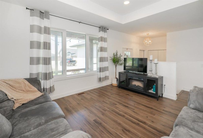 22 BRAMBLEWOOD, 3 Bedroom Bedrooms, 9 Room Rooms,2 BathroomBathrooms,Residential,For Sale,BRAMBLEWOOD,0