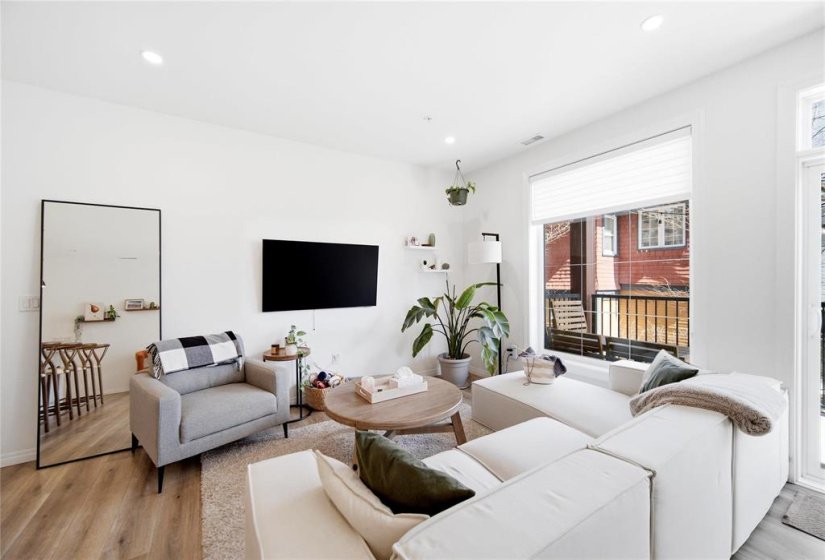 958 McMillan, 2 Bedroom Bedrooms, 9 Room Rooms,2 BathroomBathrooms,Condominium,For Sale,McMillan,0