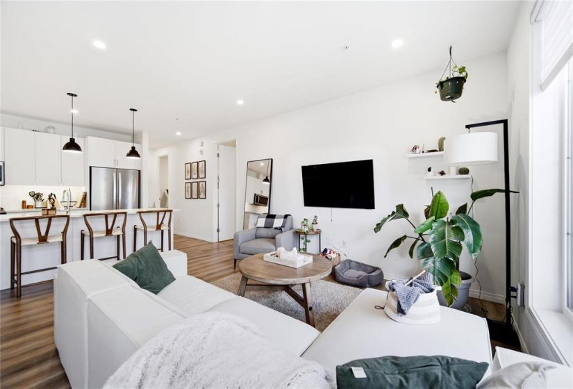 958 McMillan, 2 Bedroom Bedrooms, 9 Room Rooms,2 BathroomBathrooms,Condominium,For Sale,McMillan,0