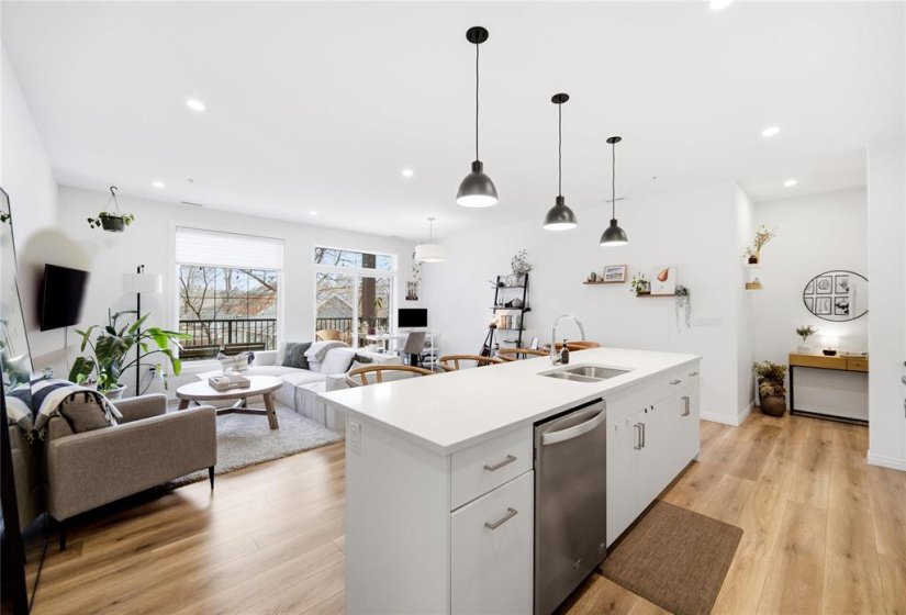 958 McMillan, 2 Bedroom Bedrooms, 9 Room Rooms,2 BathroomBathrooms,Condominium,For Sale,McMillan,0