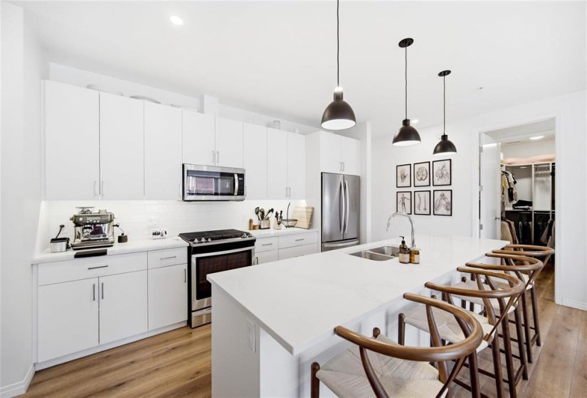 958 McMillan, 2 Bedroom Bedrooms, 9 Room Rooms,2 BathroomBathrooms,Condominium,For Sale,McMillan,0