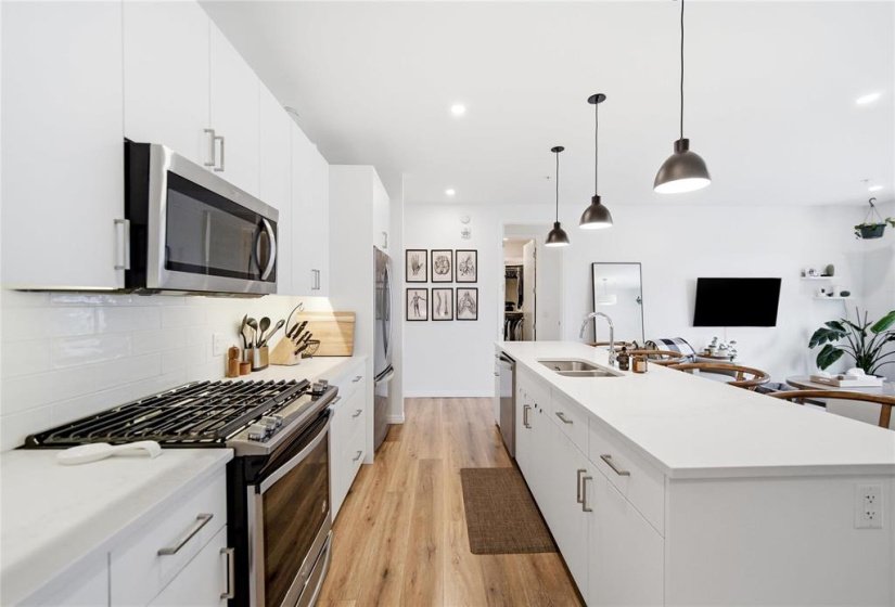 958 McMillan, 2 Bedroom Bedrooms, 9 Room Rooms,2 BathroomBathrooms,Condominium,For Sale,McMillan,0