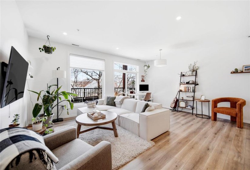 958 McMillan, 2 Bedroom Bedrooms, 9 Room Rooms,2 BathroomBathrooms,Condominium,For Sale,McMillan,0