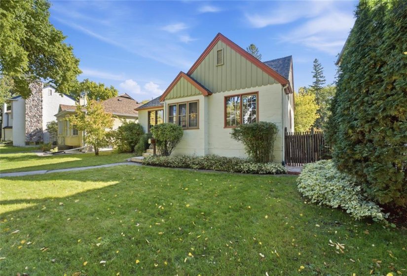412 Cambridge, 2 Bedroom Bedrooms, 10 Room Rooms,2 BathroomBathrooms,Residential,For Sale,Cambridge,0