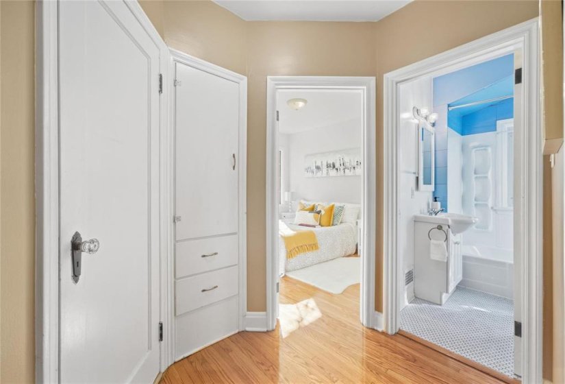 412 Cambridge, 2 Bedroom Bedrooms, 10 Room Rooms,2 BathroomBathrooms,Residential,For Sale,Cambridge,0