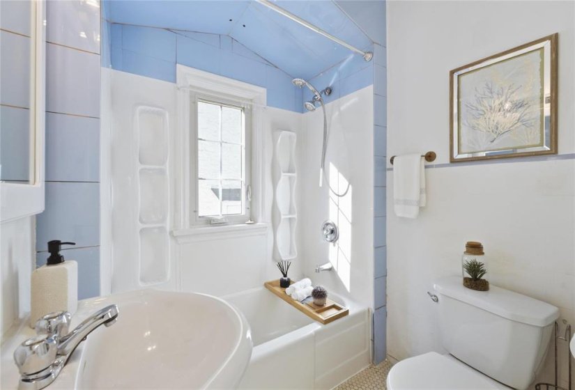 412 Cambridge, 2 Bedroom Bedrooms, 10 Room Rooms,2 BathroomBathrooms,Residential,For Sale,Cambridge,0