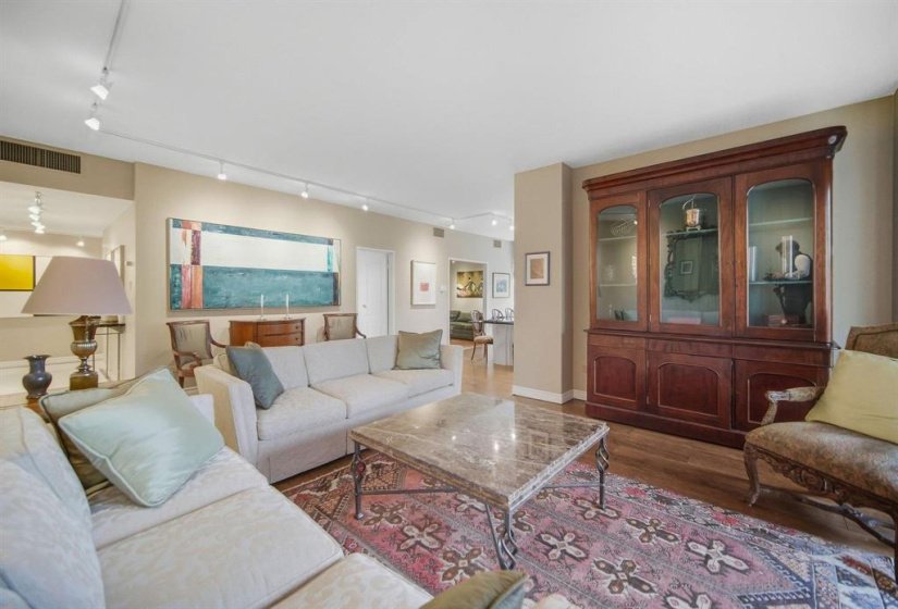200 Tuxedo, 1 Bedroom Bedrooms, 8 Room Rooms,2 BathroomBathrooms,Condominium,For Sale,Tuxedo,0