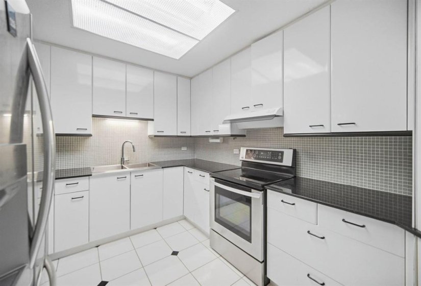 200 Tuxedo, 1 Bedroom Bedrooms, 8 Room Rooms,2 BathroomBathrooms,Condominium,For Sale,Tuxedo,0